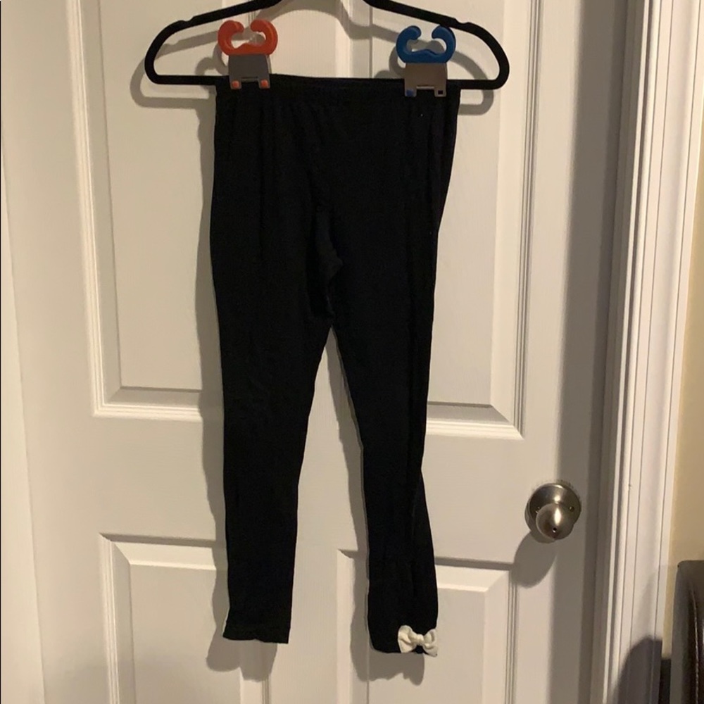 Black leggings with bows at the bottom